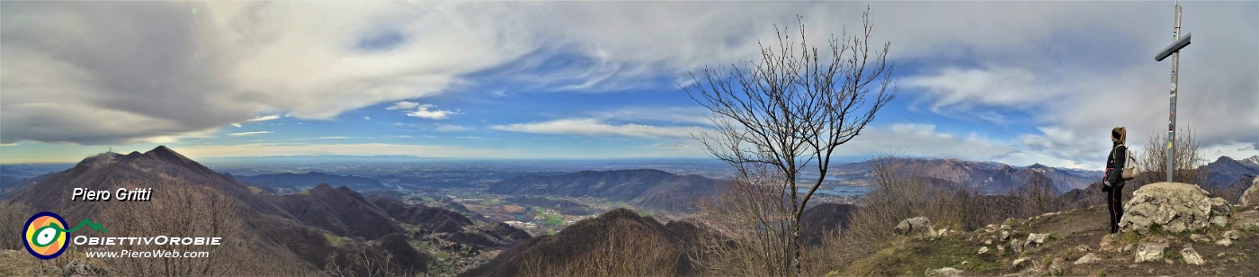 52 Vista panoramica dal Monte Ocone verso la pianura e il Monte Tesoro.jpg
